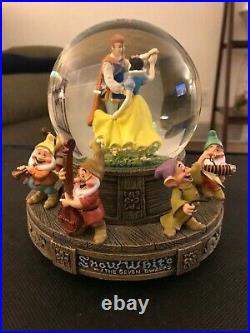 Bradford Exchange Disney Snow White And The Seven Dwarfs Musical Glitter Globe
