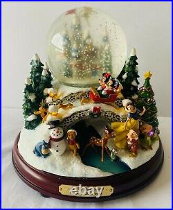 DISNEY An Old Fashioned Christmas Snow Globe Bradford Exchange Music & Lights A