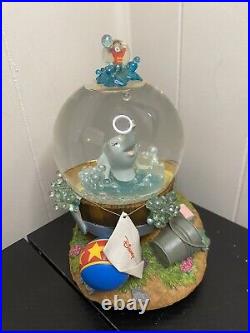 DISNEY DUMBO TAKES A BUBBLE BATH MUSICAL SNOW GLOBE (ROCK A BYE BABY) Brand New