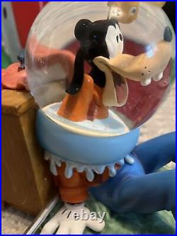 DISNEY GOOFY IN THE GOLDFISH BOWL MUSICAL SNOW GLOBE RETIRED Disneyland Rare