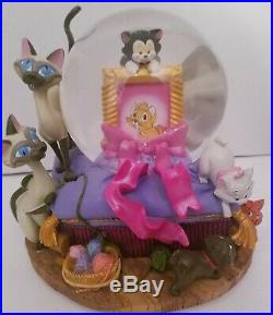 Disney Cats Musical Snow Globe Featuring Aristocats Si Am Figaro Oliver