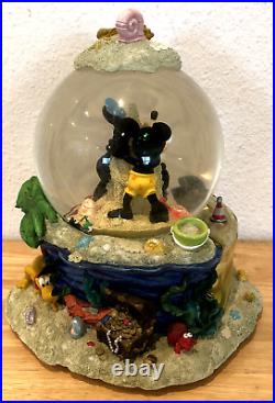 Disney Mickey & Minnie Mouse By The Beautiful Sea Beach Musical Snow Globe