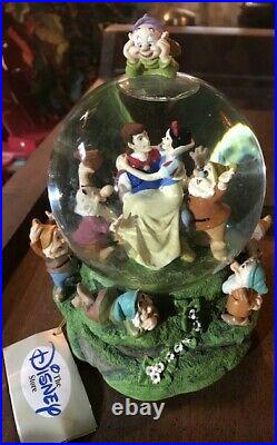 Disney Music Snow Globe Snow White And The Seven Dwarfs
