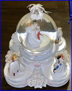 Disney Princess Wedding Cake Musical Snowglobe Water Snow Globe Pristine/Rare