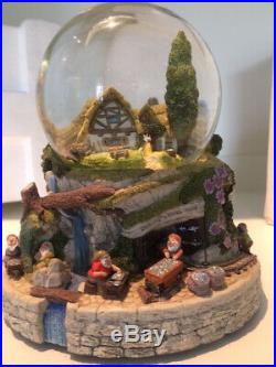 Disney Snow White Snow Globe/Music Box
