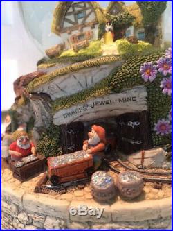 Disney Snow White Snow Globe/Music Box