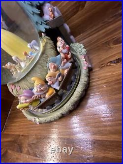 Disney Snow White & The Seven Dwarfs Cottage Musical Action Snow Globe