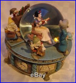 Disney Snow White & The Seven Dwarfs Musical Snow Globe