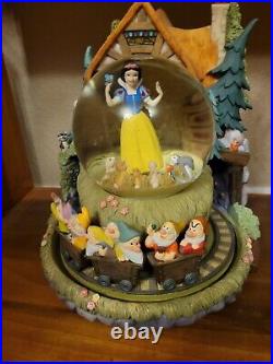 Disney Snow White Zip-a-dee-doo-dah Collectible Musical Snow Globe 9x9