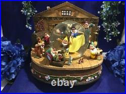 Disney Store Snow White and the Seven Dwarfs Music Box Snow Globe Rare