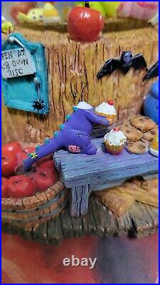 Disney Store Winnie the Pooh Halloween Tiggers Haunted House Musical Snow Globe