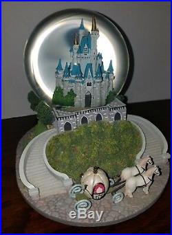Disney World Exclusive Cinderella castle Musical Light up Water Snow globe