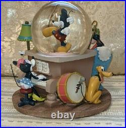 RARE, Lovely Minnie's Yoo Hoo with Fab 5 Musical Snow Globe in Great Condition