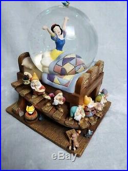 Rare! Large DISNEY Snow White & The Seven Dwarfs MUSICAL SNOW GLOBE /LIGHT