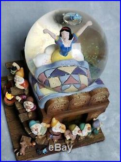 Rare! Large DISNEY Snow White & The Seven Dwarfs MUSICAL SNOW GLOBE /LIGHT
