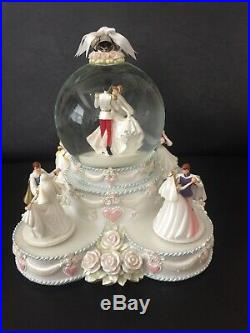 Retired Disney Princesses Wedding Cake Musical SnowithWater Globe Mint Condition