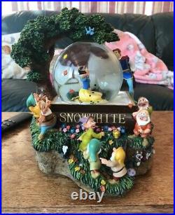 Uk exclusive! Disney Snow white & the 7 Dwarfs musical snow globe