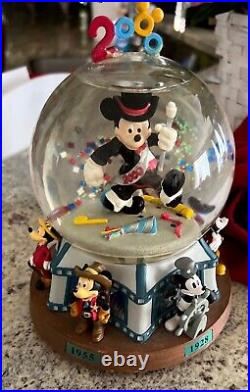 Vintage 2000 Disney Mickey Mouse snow globe and music box
